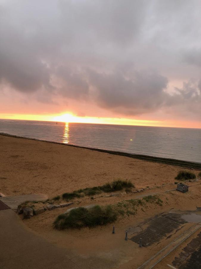 La Mouette Apartment Courseulles-sur-Mer Bagian luar foto